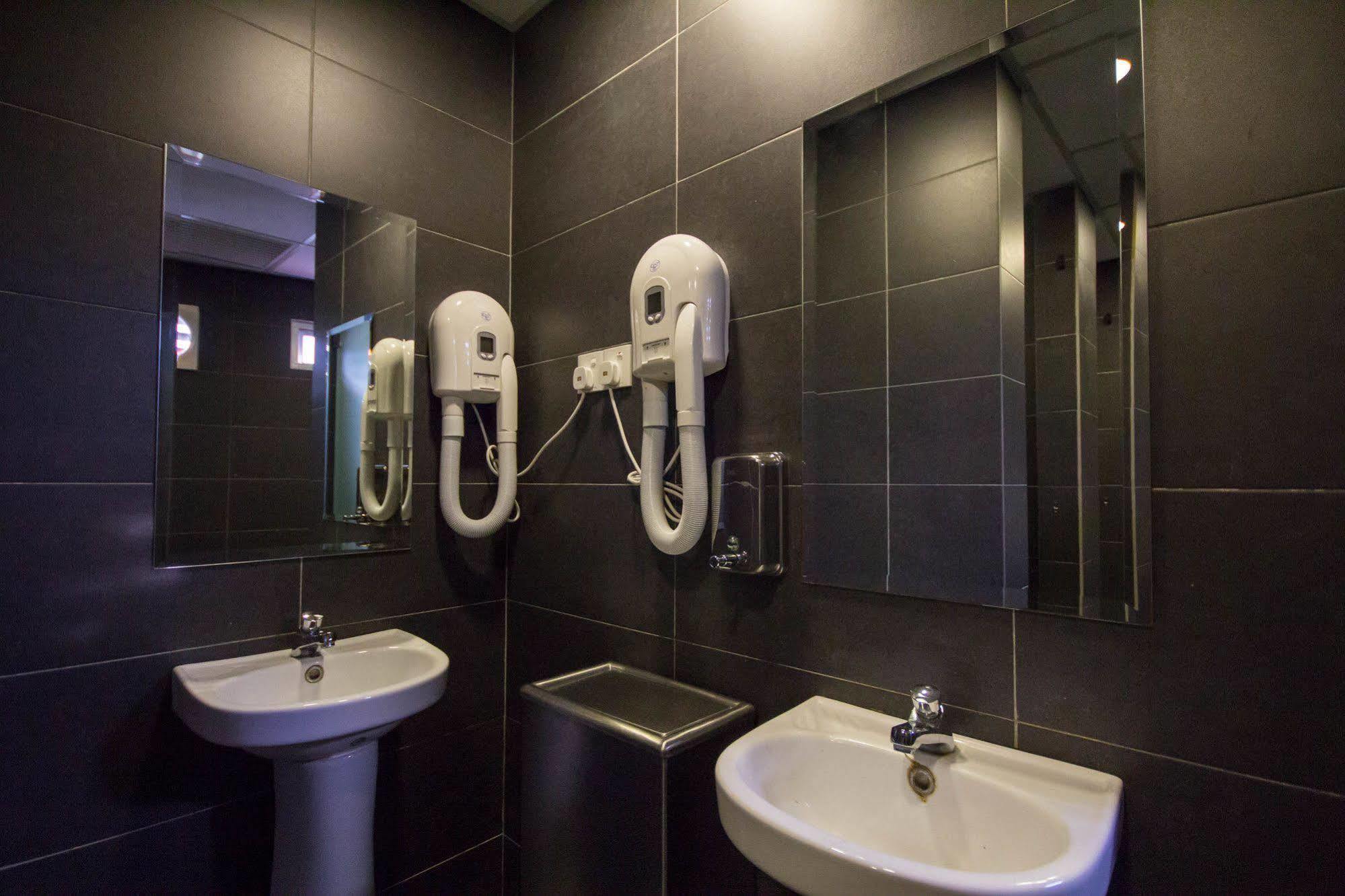 M Qube Hotel Sungai Dua Bukit Екстериор снимка